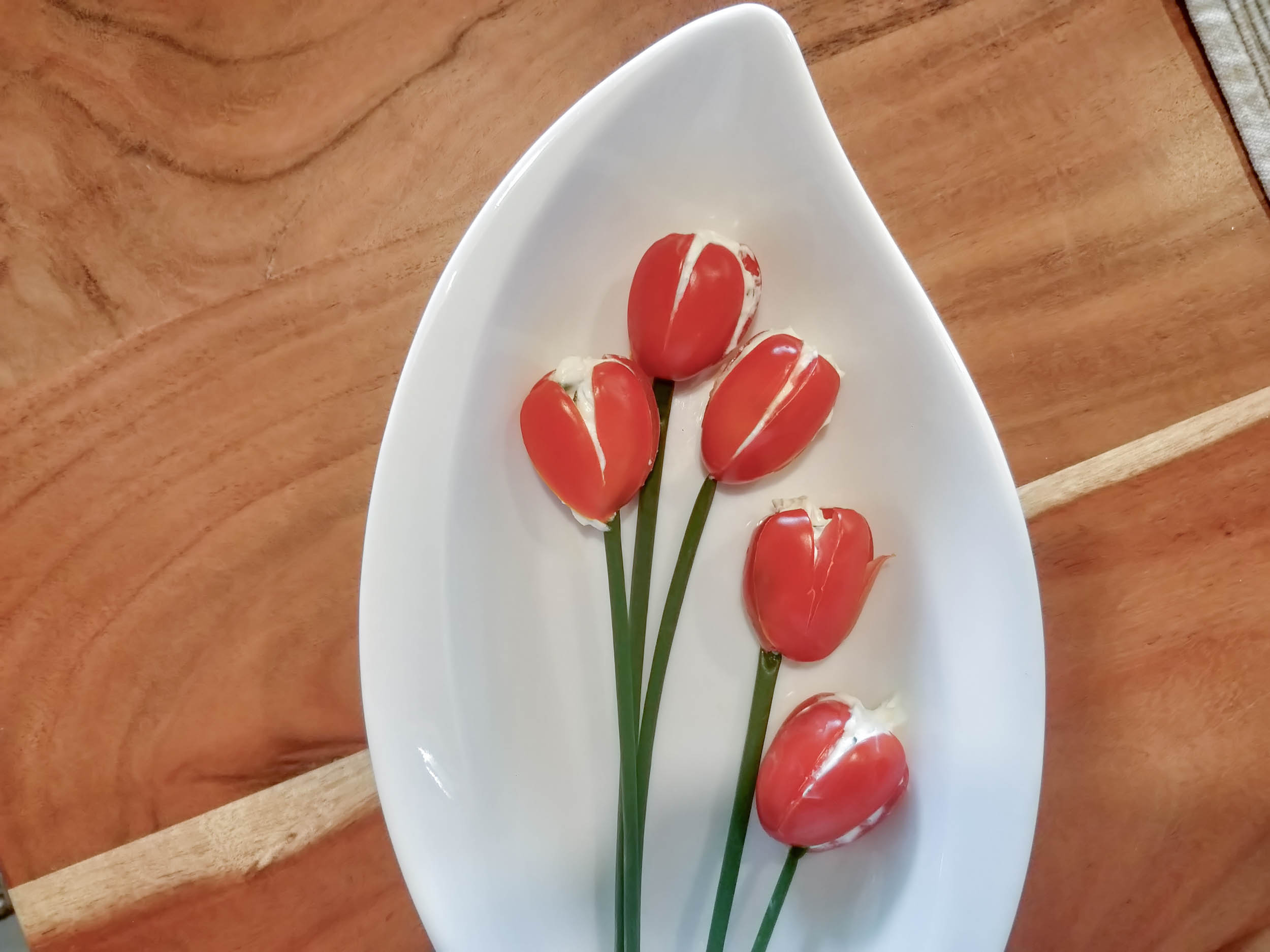 Tomaten-Tulpenstrauß mit Frischkäse